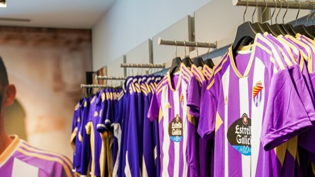 Escudo en las camisetas de la tienda oficial del Real Valladolid. / RV. / A. PUENTE