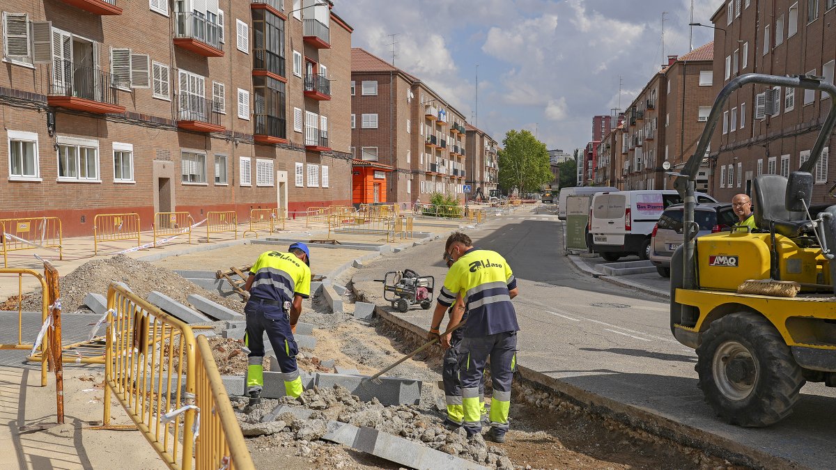 Varios trabajadores amplían la calzada mientras al fondo se ven varios tramos ya finalizados.- J.M. LOSTAU