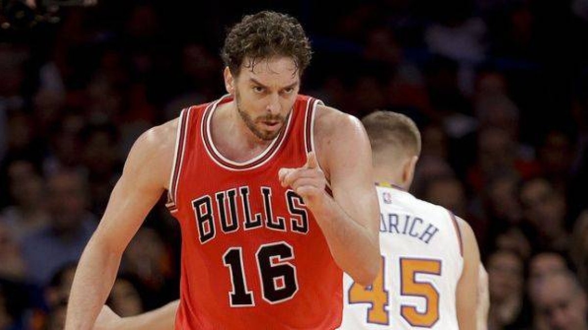 Pau Gasol, en su estreno oficial con los Bulls, tras anotar una canasta contra los Knicks.-Foto: AP / FRANK FRANKLIN