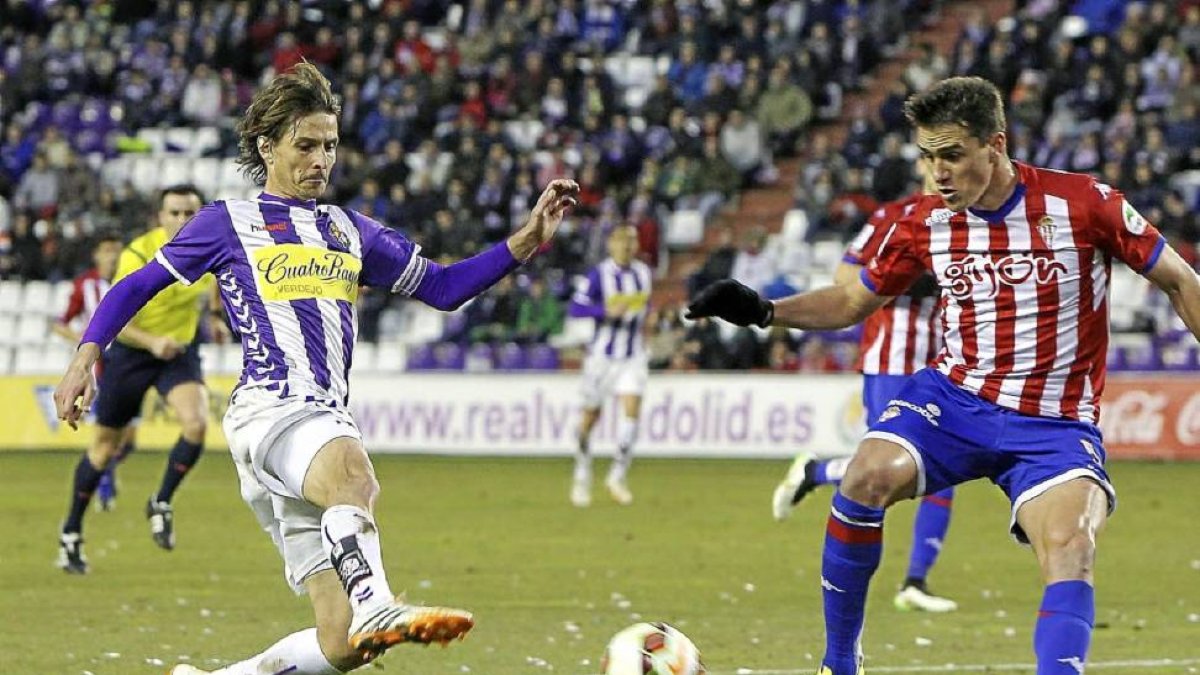 Álvaro Rubio intenta llegar al balón durante un partido de esta temporada-J.M.Lostau