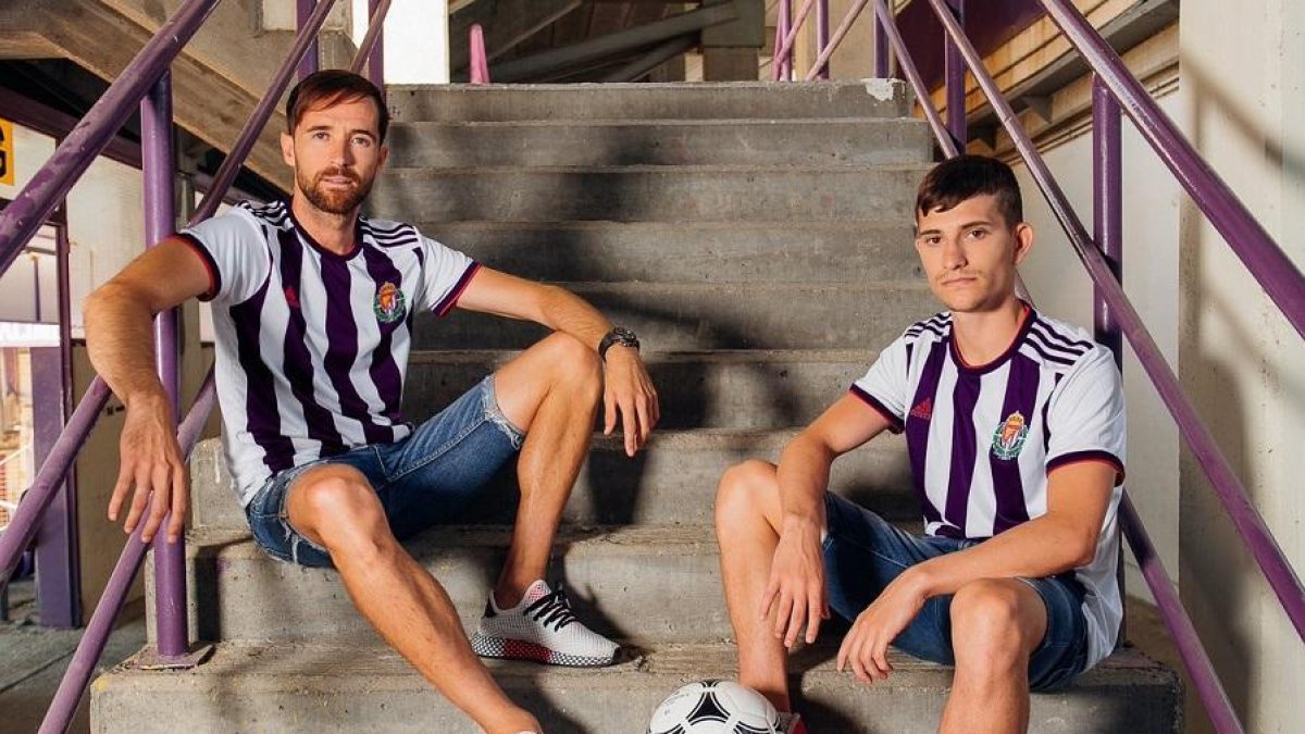 Míchel y Toni posan en Zorrilla con la nueva camiseta del Real Valladolid.-RVCF