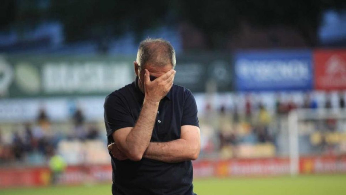 Paco Herrera se tapa la cara, ayer, en el transcurso del partido frente al Reus-PHOTO-DEPORTE