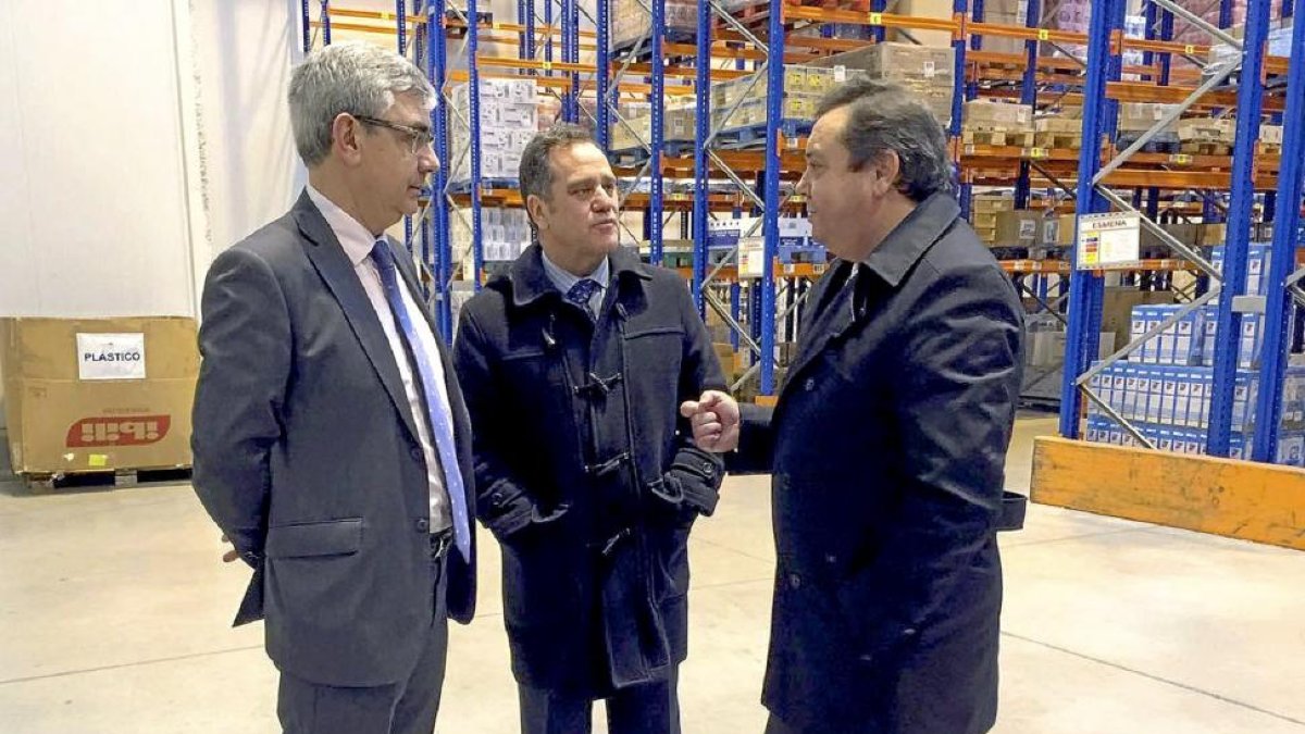 José Daniel Posadas, Pablo Trillo y Adolfo Díaz ayer, en el centro logístico de Gadisa en Medina del Campo.-El Mundo