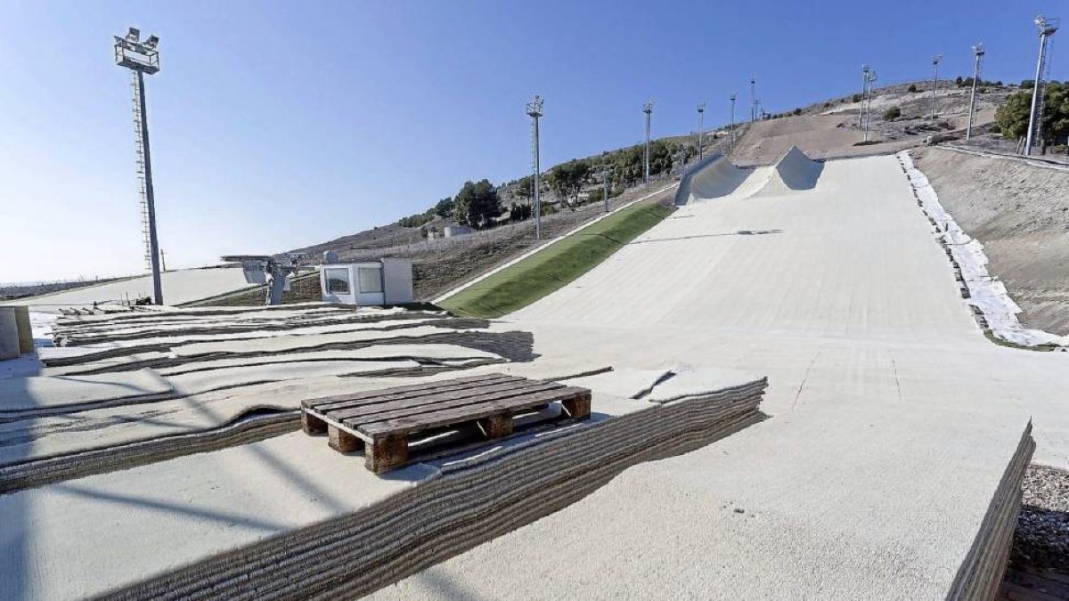 Estado en el que quedará la pista de esquí seco tras el desmantelamiento de la parte alta de la alfombra, donde se empezará la reforestación-El Mundo