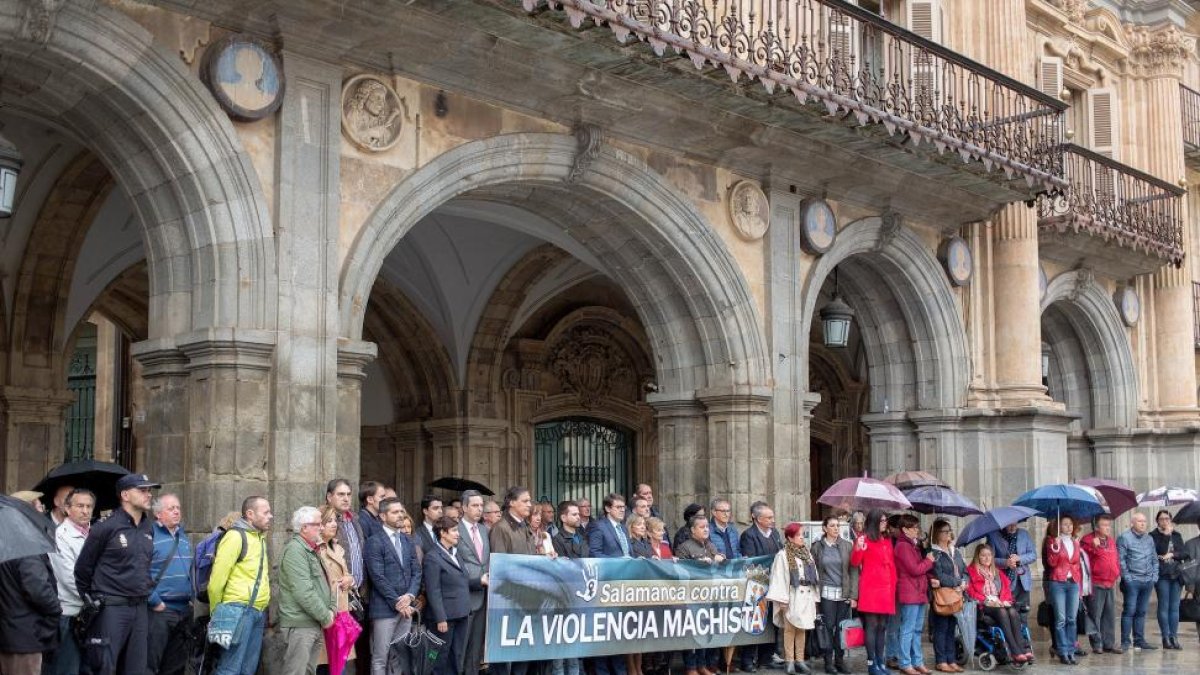 Miembros de la Corporación Municipal guardan un minuto de silencio por el último caso de violencia machista en la Comunidad-David Arranz / ICAL