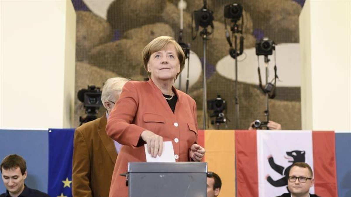La canciller alemana Angela Merkel emitió su voto en una mesa de votación en Berlín, Alemania, durante las elecciones federales del 24 de septiembre de 2017.-EFE