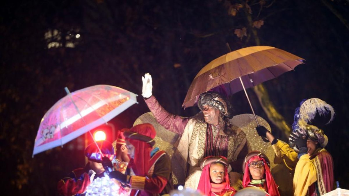 El Rey Baltasar saluda a los niños durante la Cabalgata de los Reyes Magos en Valladolid-RUBÉN CACHO / ICAL