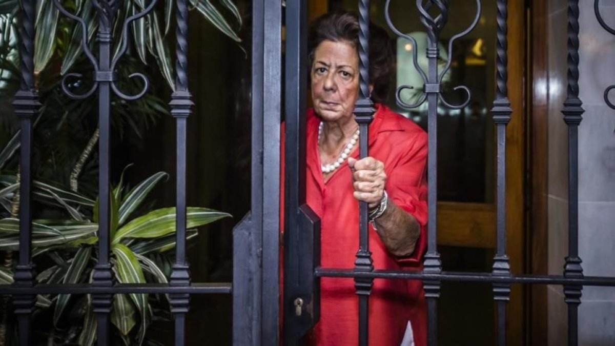 Rita Barberá a la salida de su domicilio en Valencia.-MIGUEL LORENZO