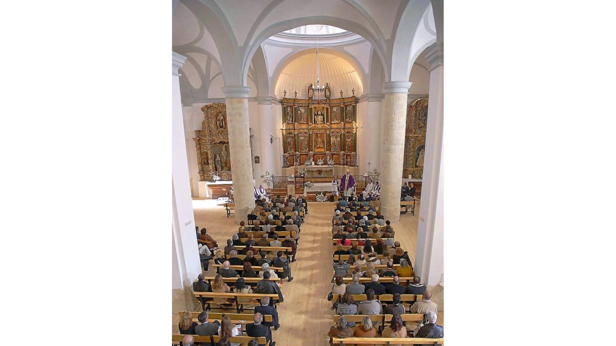 Reapertura de la iglesia de Berrueces tras la restauración del templo y del retablo, en una imagen de archivo.-ICAL