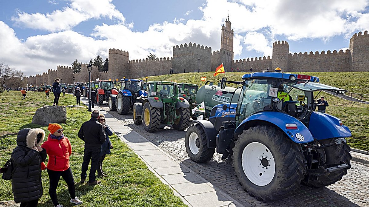 Tractorada en Ávila para exigir precios justos. Se cumple un año. R. Muñoz / ICAL