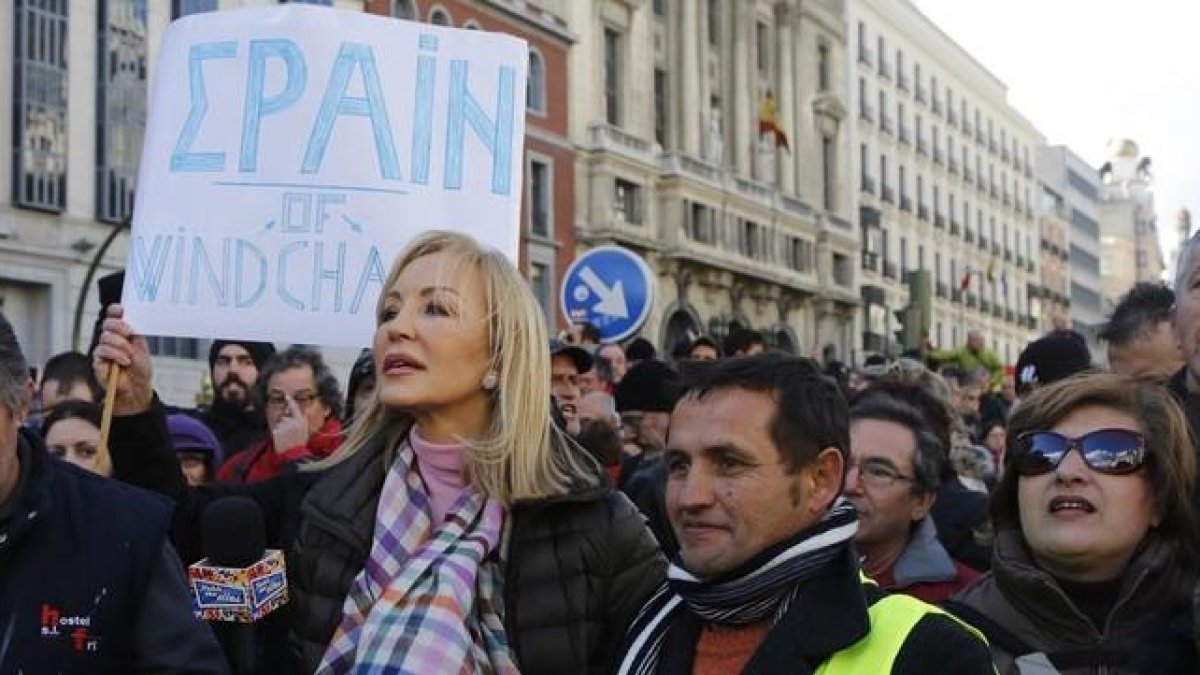 Carmen Lomana, en una manifestación de Podemos, en enero de este año en Madrid.-AGUSTÍN CATALÁN