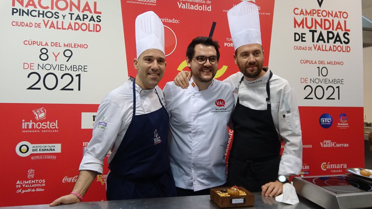 Alejandro San José, muestra su tapa, junto a dos profesores de la Escuela de Cocina. / D.M.