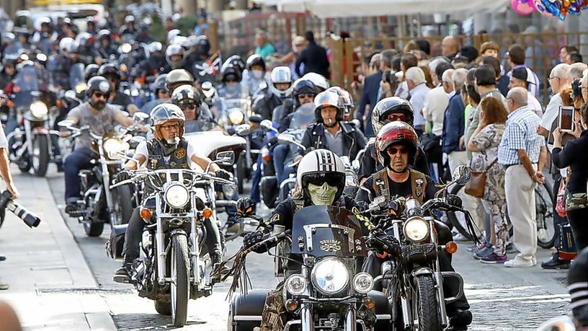 Gran cantidad de motociclistas junto a sus Harley Davidson circularon por la Plaza Mayor para mostrar su «estilo de vida».-J.M. LOSTAU