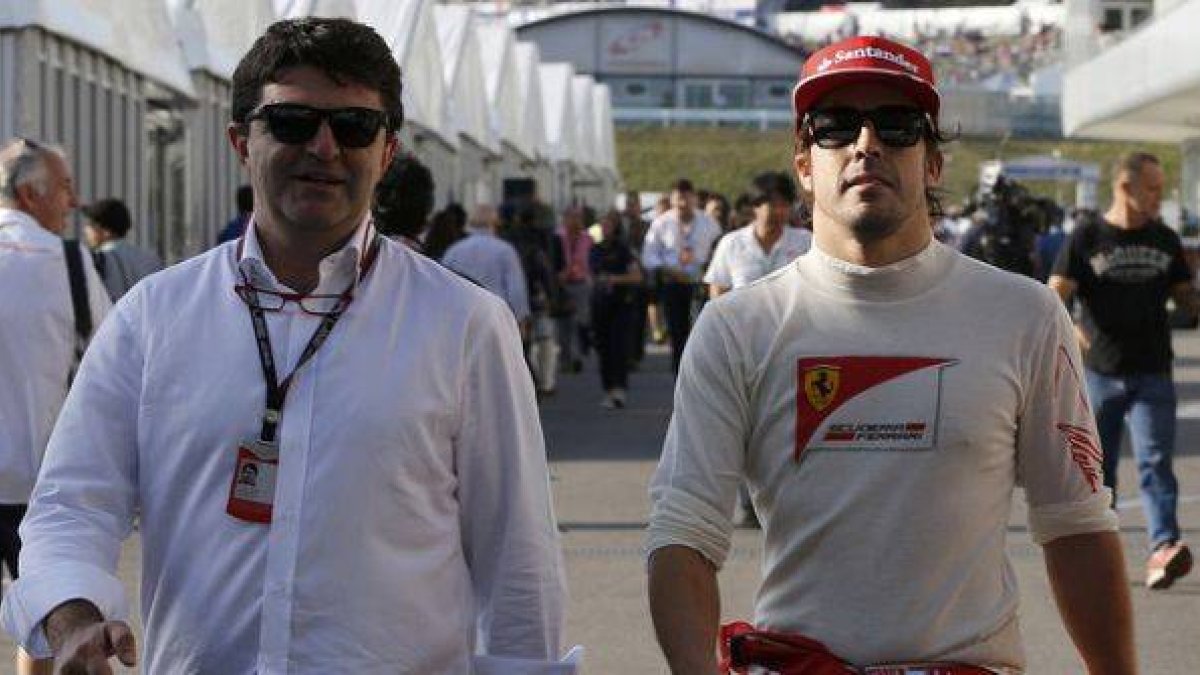 Fernando Alonso y su mánager, José Luis García Abad, en Suzuka en el 2013, cuando el asturiano todavía era piloto de Ferrari.-Foto: REUTERS / ISSEI KATO