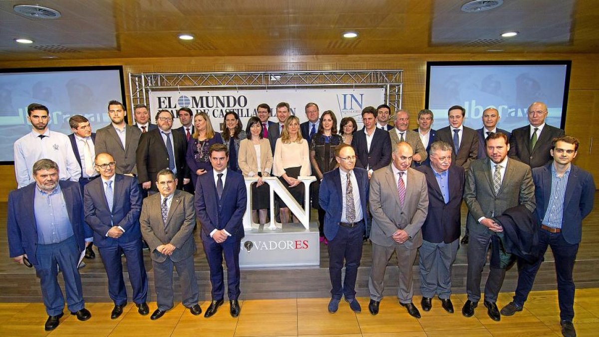 Foto de la familia de los premiados y las autoridades tras la entrega de los VI Premios Innovadores.-J. M. LOSTAU / PABLO REQUEJO / MIGUEL ÁNGEL SANTOS