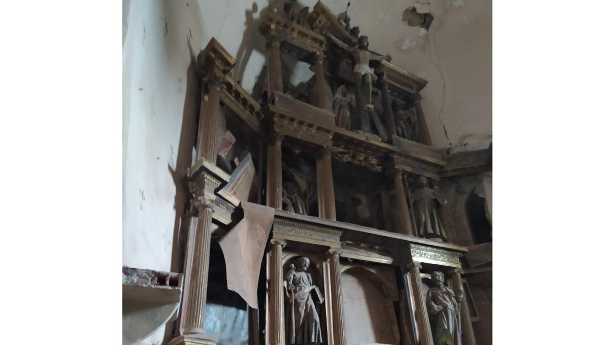 Imagen de los daños causados por el rayo en la zona del retablo de la Iglesia de Almenara de Adaja. - CEDIDA A EUROPA PRESS