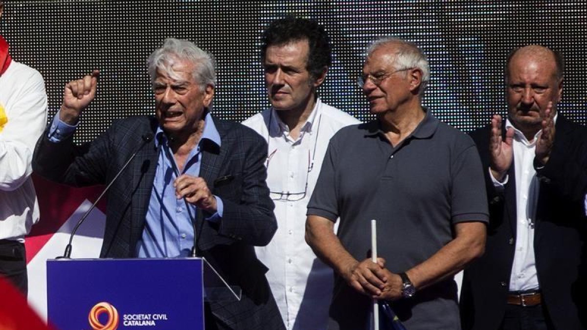 El premio Nobel Mario Vargas Llosa interviene al final de la manifestación.-EFE