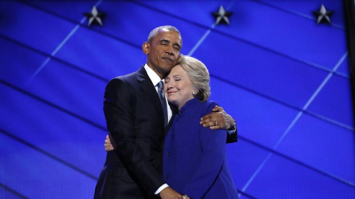 Obama abraza a Clinton tras su discurso de apoyo en la convención demócrata, en Pensilvania.-REUTERS / JIM YOUNG