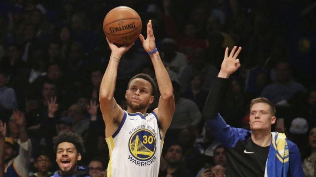 Curry en la victoria de los Golden State Warriors ante Brooklyn Nets.-EL PERIÓDICO