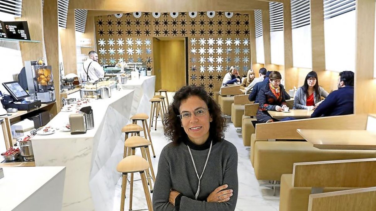 La arquitecta Marta Rodríguez en la cafetería Xocó, ubicada en la calle Santiago de Valladolid.-J. M. LOSTAU