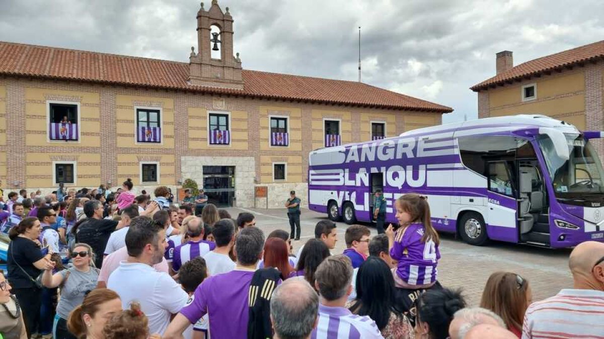El Real Valladolid viaja al estadio arropado por decenas de motos desde el AC Santa Ana. / E. M