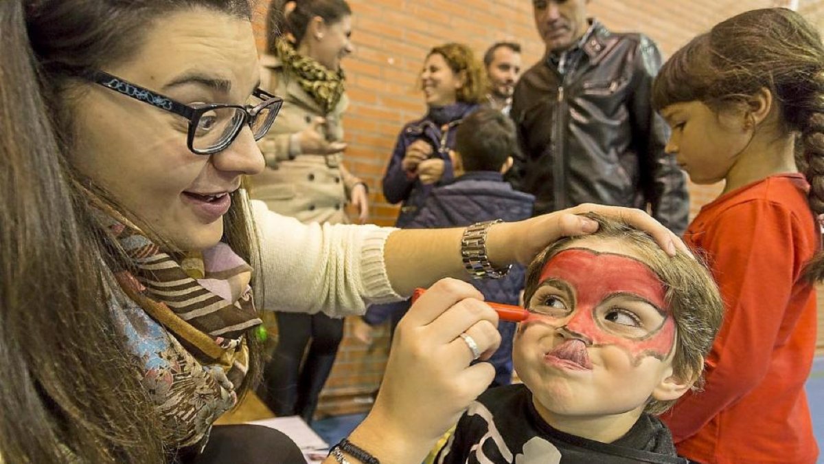 Taller de pintacaras desarrollado ayer en el polideportivo de Cigales.-Miguel Ángel Santos