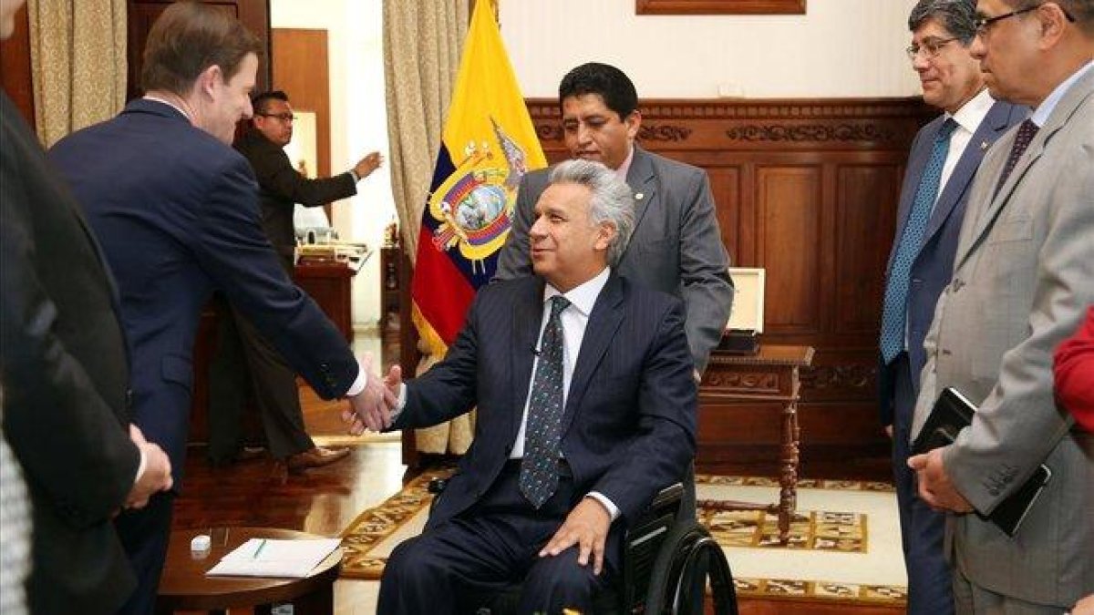 Lenín Moreno saluda al subsecretario de Asuntos Políticos de EEUU, David Hale, en una visita a Quito este jueves.-EFE