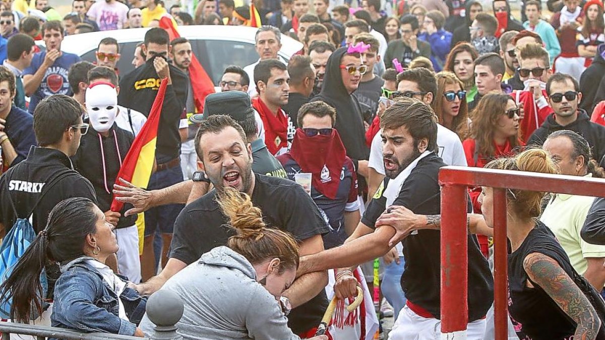 Enfrentamiento entre taurinos y animalistas ayer, durante la celebración del Toro de la Peña, en las inmediaciones de la rotonda del puente.-J.M.LOSTAU