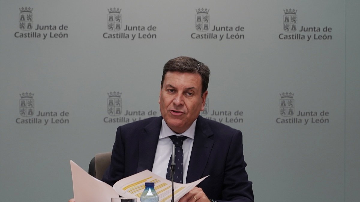 El consejero de Economía y Hacienda y portavoz, Carlos Fernández Carriedo, comparece en rueda de prensa posterior al Consejo de Gobierno. -ICAL