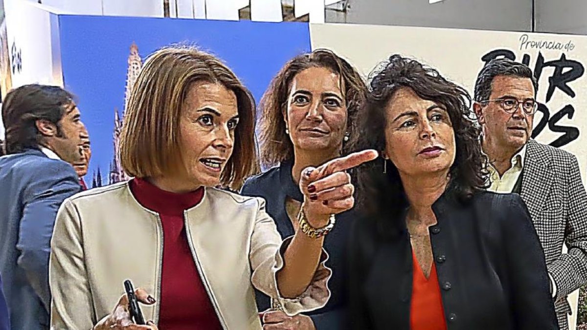 García Cirac, segunda izquierda, Matilde Asián y Sanz Vitorio.-ICAL