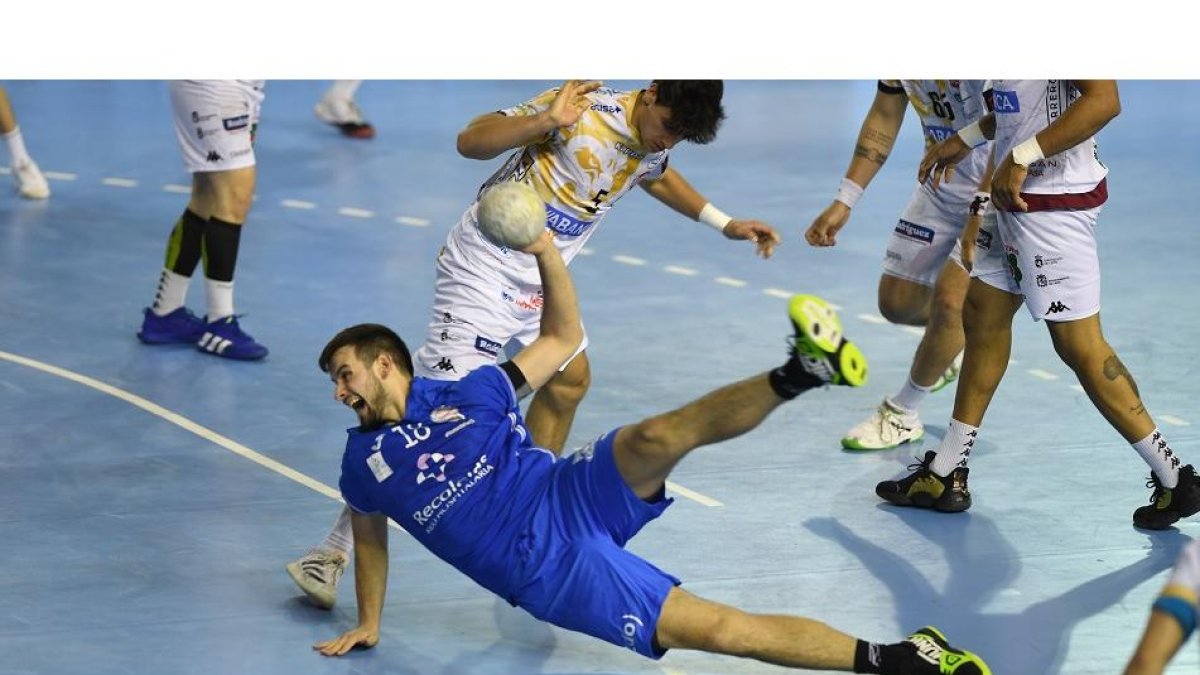 Álvaro Martínez intenta lanzar desde el suelo en un partido de Liga ante Ademar. / EL MUNDO