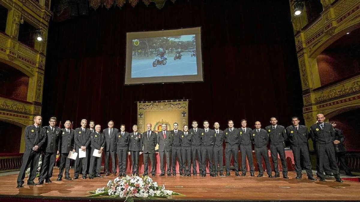 Foto de familia de algunos de los distinguidos en el Día de la Policía Municipal-Miguel Ángel Santos