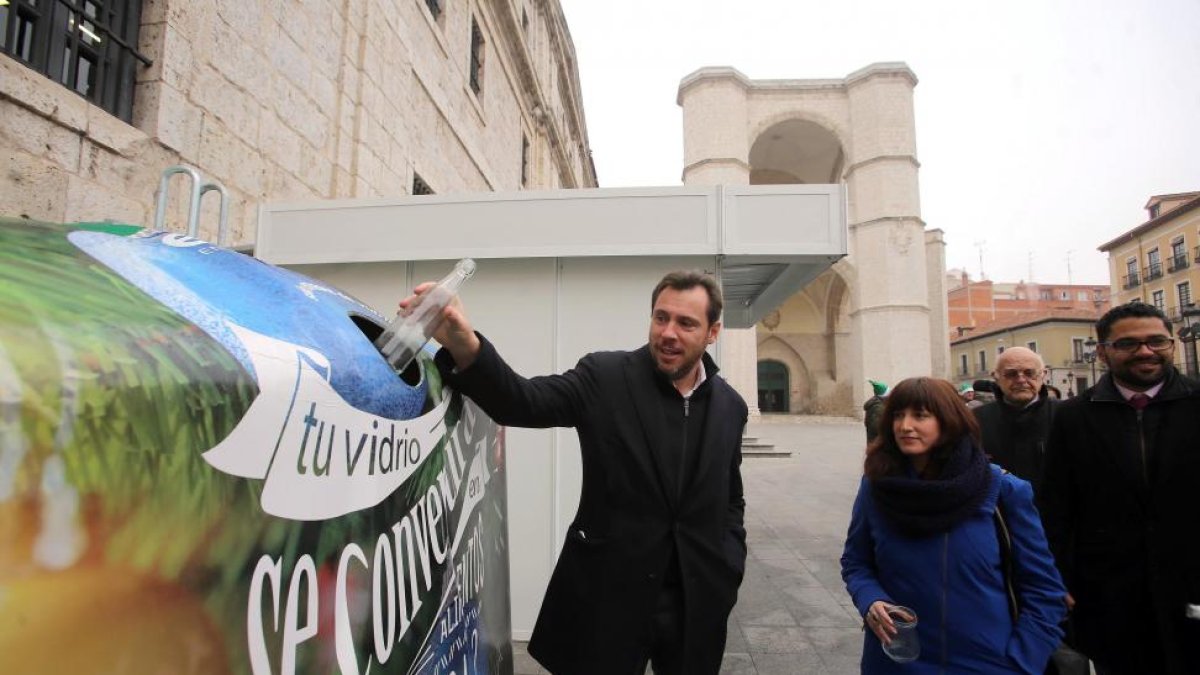 El alcalde de Valladolid, Oscar Puente, la concejala de Medio Ambiente, María Sánchez, y un representante de Ecovidrio, presenta la Campaña Solidaria de Navidad y Banco de Alimentos-Ical