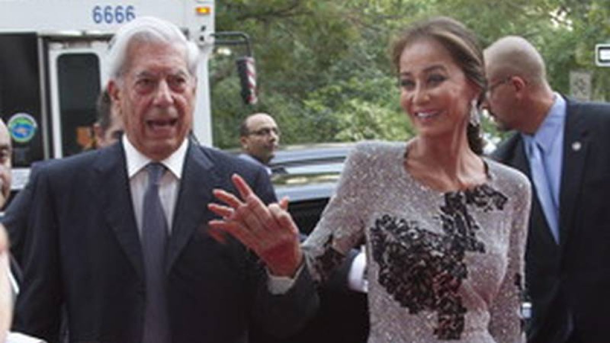 Mario Vargas Llosa e Isabel Preysler, a su llegada a la fiesta de inauguración de la nueva tienda de Porcelanosa en Nueva York.-EFE/MIGUEL RAJMIL