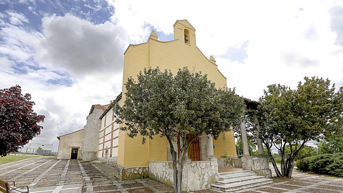 Fachada de la ermita de la Virgen del Villar, patrona de Laguna de Duero. - J.M.LOSTAU