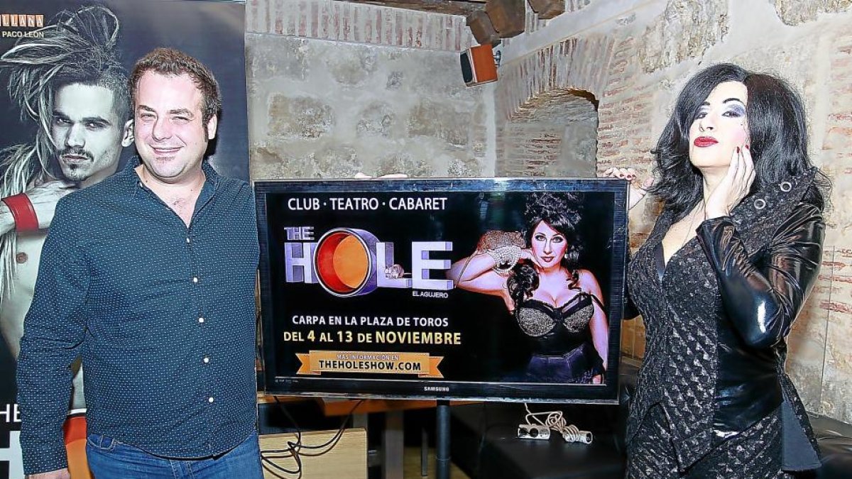 Iñaki Fernández, director de ‘The Hole’, junto a la protagonista:‘La Terremoto de Alcorcón’.-J.M.LOSTAU