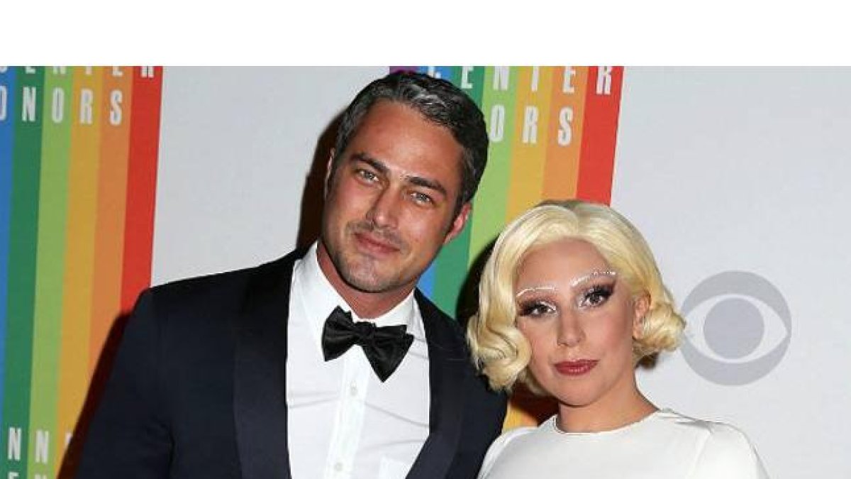 Lady Gaga con su prometido, el actor y modelo Taylor Kinney.-AP