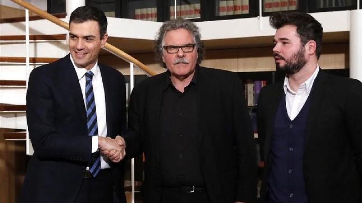 Pedro Sánchez junto a los portavoces de ERC en el Congreso, Joan Tardà y Gabriel Rufián, este martes.-JUAN MANUEL PRATS