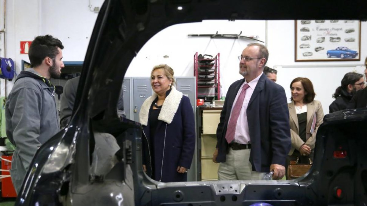 La vicepresidenta y consejera de Empleo, Rosa Valdeón, y el consejero de Educación, Fernando Rey, durante su visita las instalaciones del Centro Integrado de Formación Profesional ‘Juan de Herrera’-ICAL