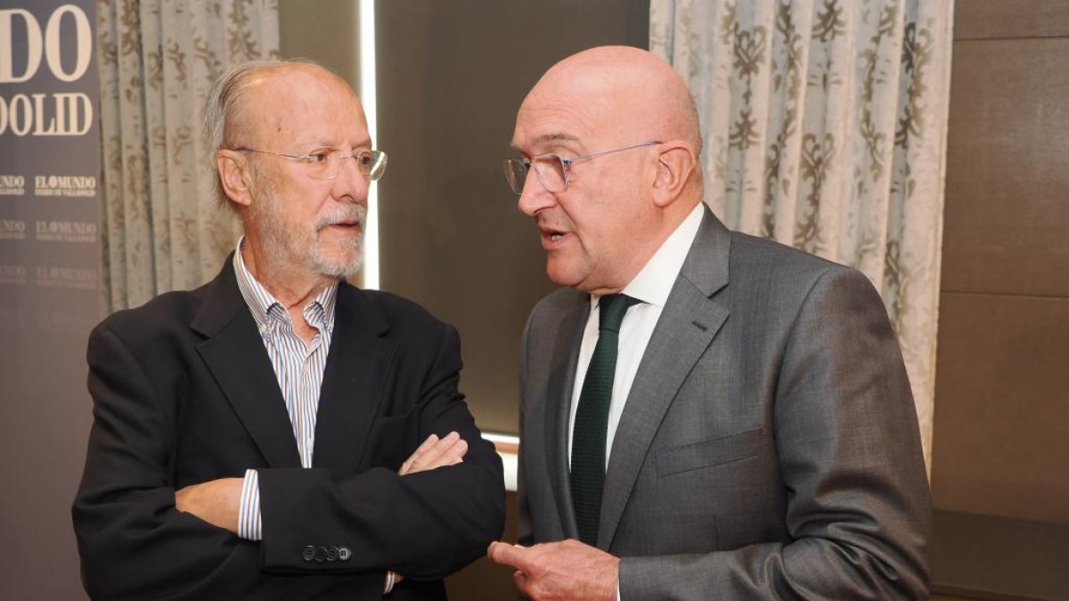 Javier León De La Riva (Ex Alcalde del Ayuntamiento de Valladolid) y Jesús Julio Carnero (Alcalde de Valladolid). Club de Prensa El Mundo. Conversaciones políticas con Jesús Julio Carnero. -PHOTOGENIC