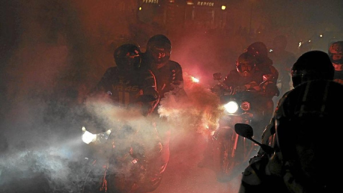 Motoristas participan en el desfile de antorchas de una anterior edición de la concentración ‘Motauros’.-SANTIAGO