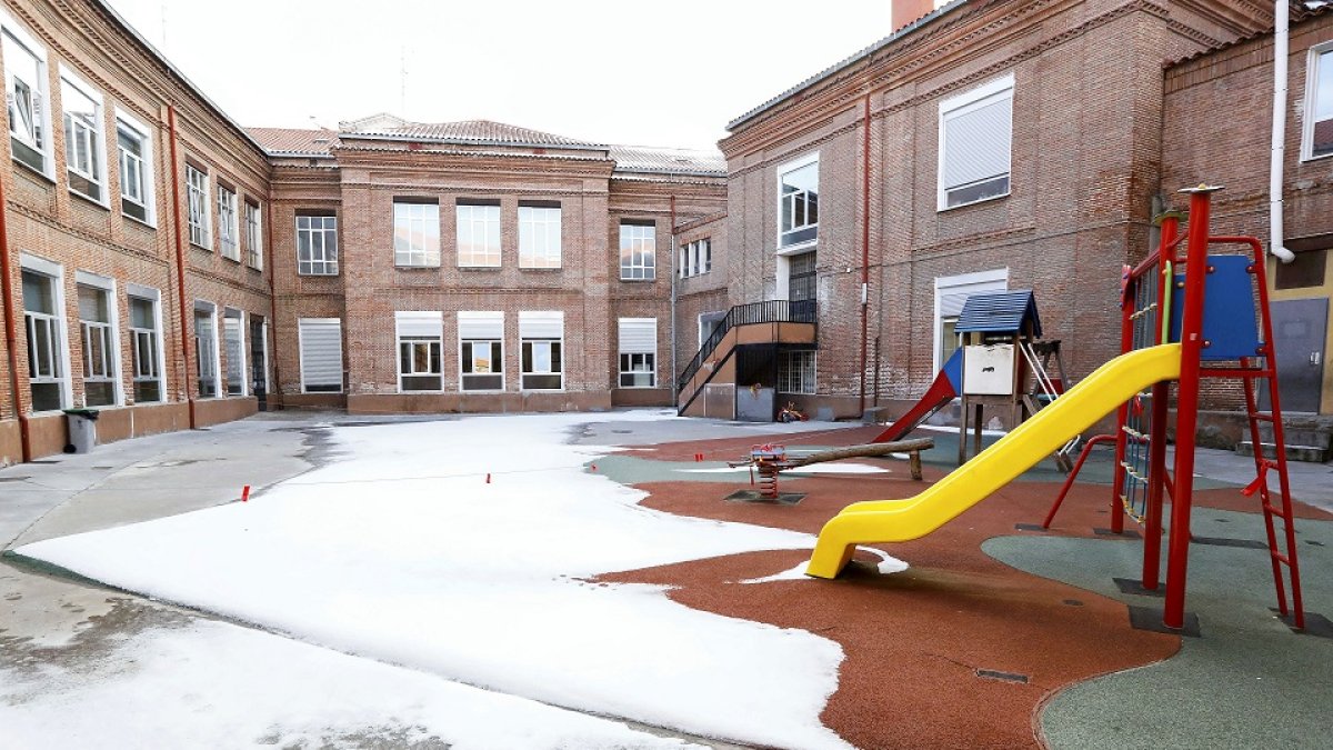 Patio del colegio García quintana en Valladolid tras la borrasca.- JUAN MIGUEL LOSTAU