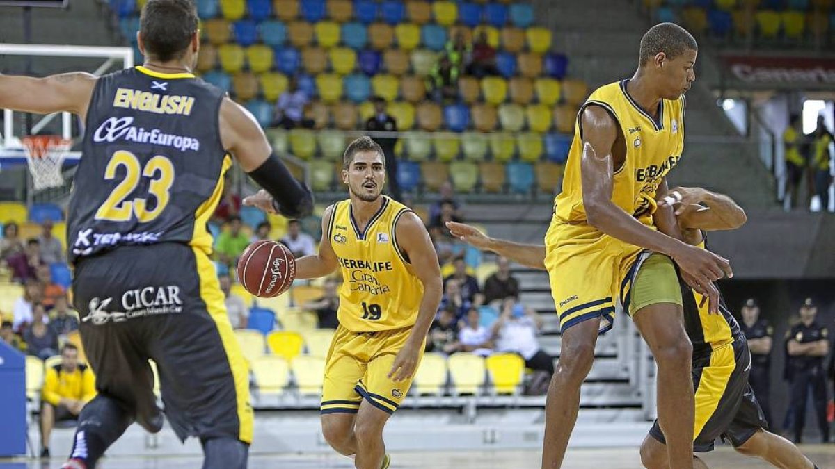 Óscar Alvarado con la camiseta del Herbalife Gran Canaria de ACB-El Mundo