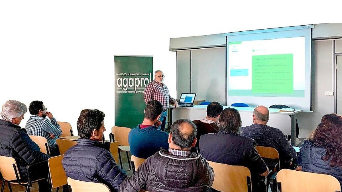 El director de Agaprol, Francisco Fernández, conduce un encuentro en la localidad leonesa de Valencia de Don Juan. EL MUNDO
