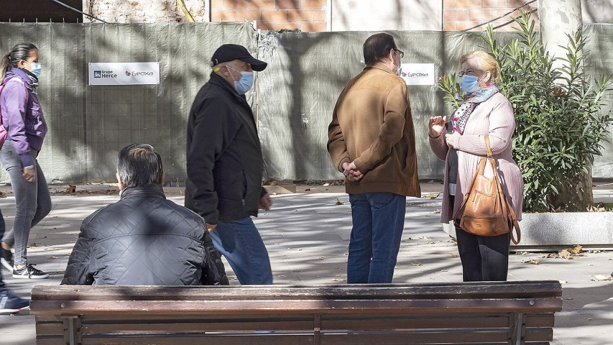 Un grupo de personas en una calle de Valladolid. / E.M.