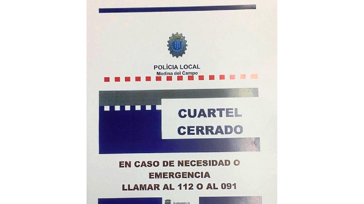 Cartel que anunciaba el cierre del cuartel.-E.M.