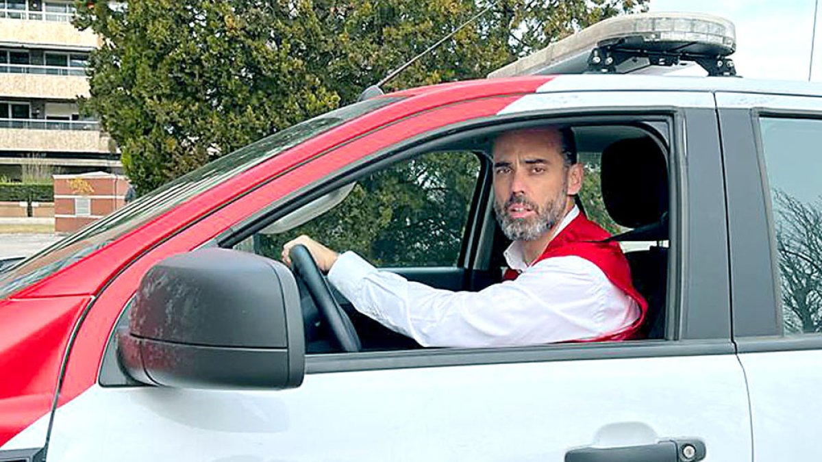 Ángel García en un vehículo de Cruz roja. E. M.