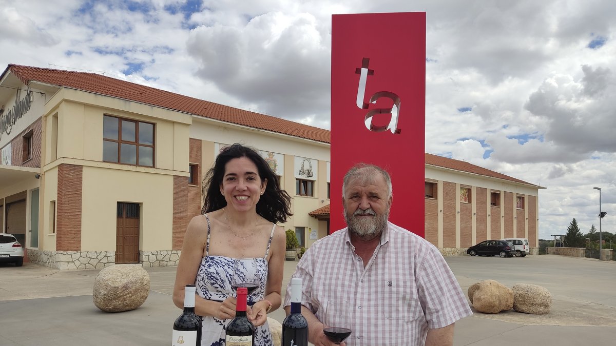 Coro Blanco y Joaquín Rojo, frente a la cooperativa Tierra Aranda.