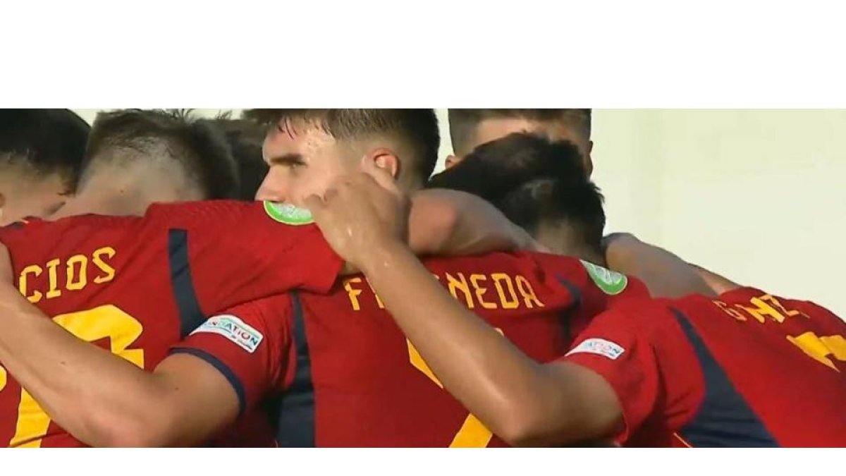 Fresneda celebra uno de los goles de España ante Grecia que mete a España en las semifinales del Europeo Sub19. / EL MUNDO