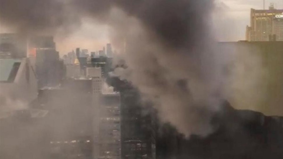 El humo que proviene en la Torre Trump.-INSTAGRAM VÍA REUTERS